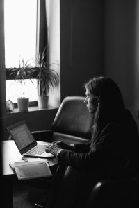 Como conseguir emprego no primeiro mês: plano prático para acelerar sua contratação