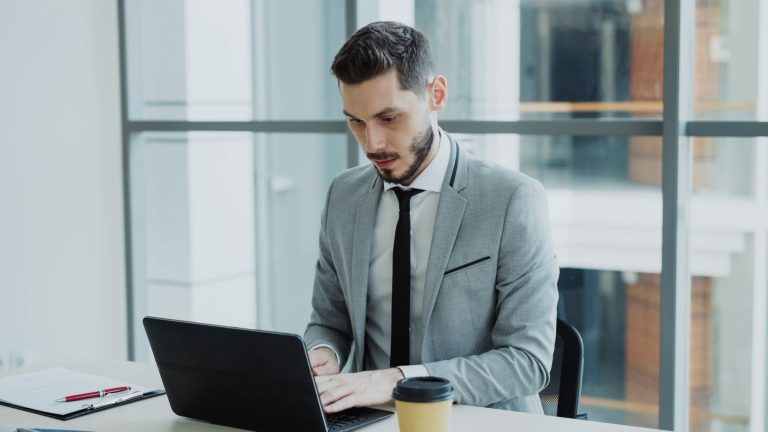 Concurso ou emprego privado: qual escolher? Compare os caminhos