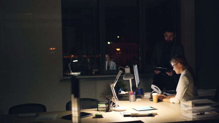 Emprego com comissão compensa o risco? Saiba avaliar antes de aceitar