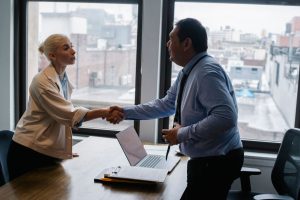 Empresas consultam redes sociais? Entenda o impacto na contratação