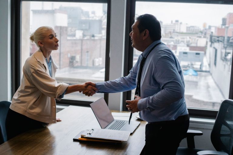 Empresas consultam redes sociais? Entenda o impacto na contratação