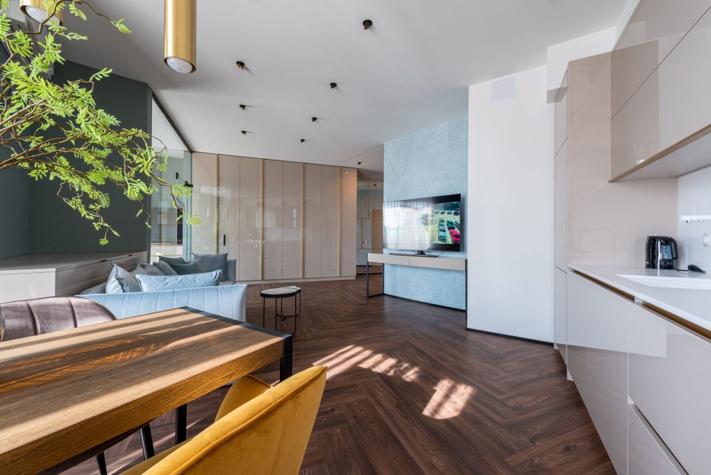 Quanto custa trabalhar longe de casa? Descubra o custo real em 2026